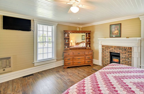 Monticello House | Charming Kentucky Farmhouse w/ Fire Pit & Grill!