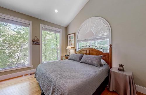 Sharps Chapel House | Charming Lakefront Home Sleep 12 Dock Boat Launch