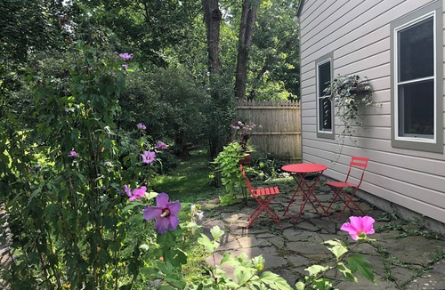 Germantown Cottage | Charming loft cottage in tranquil Germantown with WiFi, AC