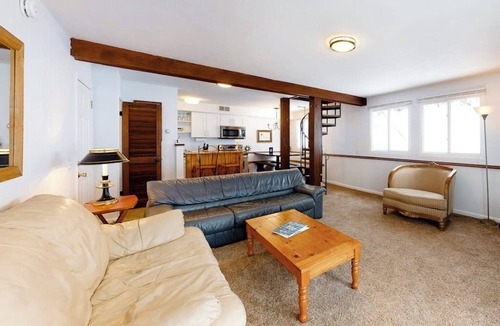 Killington House | Charming, mountain view retreat with a kitchen & fast WiFi - close to the slopes