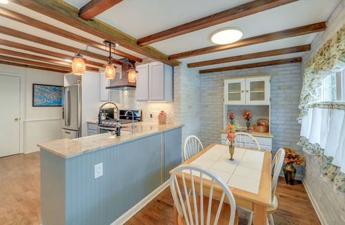 New Bern Cottage | Charming New Bern Cottage w/Grill & Fire Pit!