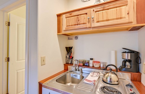 Crestone Apartment | Charming Park Side Hotel Room 1