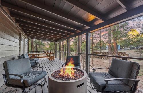 Show Low House | Charming Pines Cabin with Fireplace and BBQ