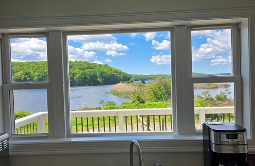 Preston House | Charming Preston house on the Thames River 5 miles to Mohegan, 13 to Foxwoods.
