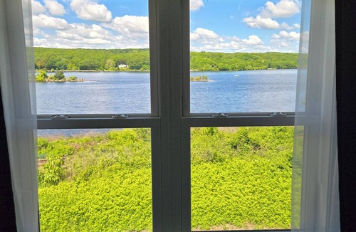 Preston House | Charming Preston house on the Thames River 5 miles to Mohegan, 13 to Foxwoods.