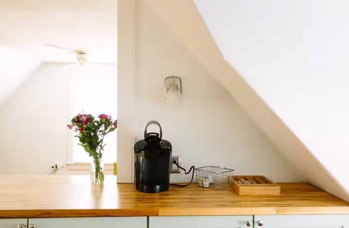 East End Apartment | Charming Studio apartment with WiFi, AC in welcoming Portland