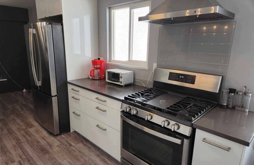 Kensington-Cedar Cottage Villa | Charming upper-level Haven- 3 bedroom home