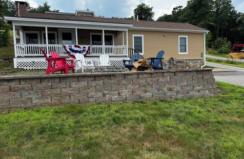 Laconia House | Charming waterfront getaway on Lake Winnisquam!
