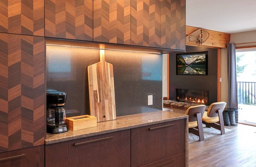 Courtenay Ski Chalet | Chateau Cona - Slopeside, hot-tub and Sauna!