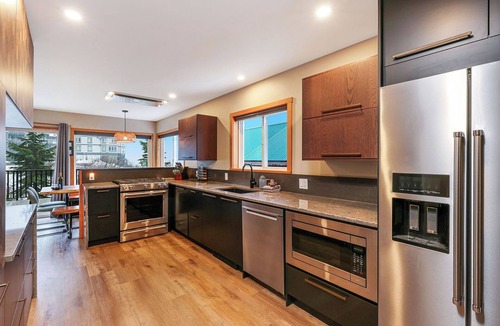 Courtenay Ski Chalet | Chateau Cona - Slopeside, hot-tub and Sauna!