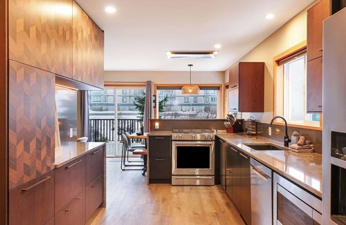 Courtenay Ski Chalet | Chateau Cona - Slopeside, hot-tub and Sauna!