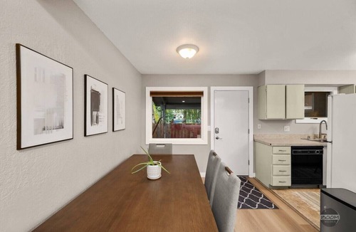 Rogers Park Villa | Cheerful 2 Bedroom Townhouse in the Heart of Town
