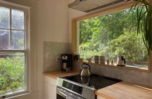 Phoenicia House | Cheerful bungalow with fireplace in town