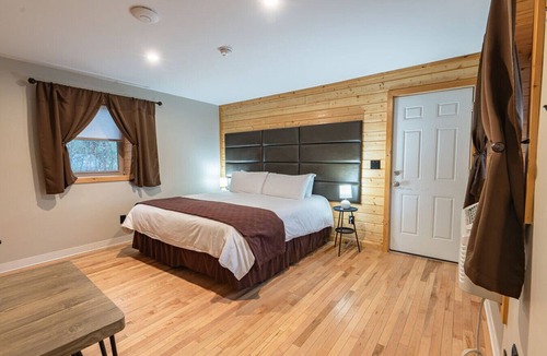 Bethlehem Resort | Cherry Lodge King Room #5