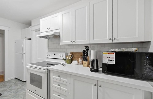 The Beaches House | Chic 2BR With Workspace - 2-Min Walk to Beach