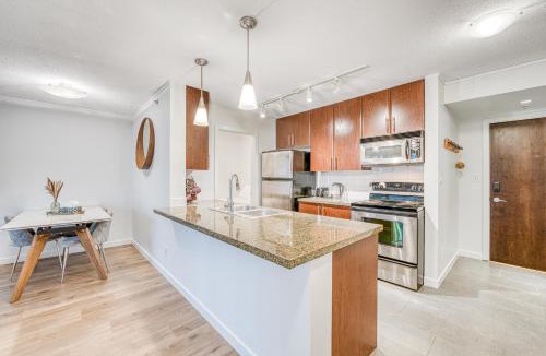Crosstown Apartment | Chic Bright Condo Next to BC Place & Free Parking