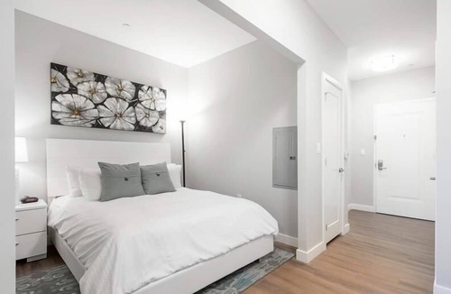 Central-Maverick Square - Paris Street Apartment | Chic Studio | Kitchen | in-unit Washer/Dryer | near Boston Harbor | GLS