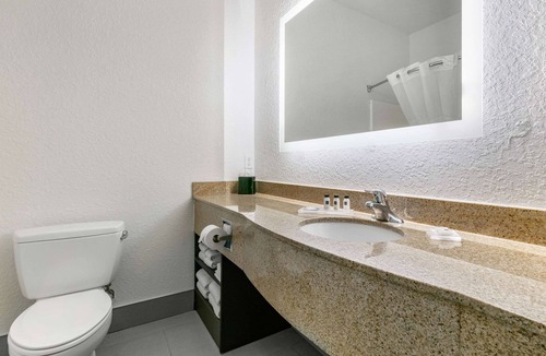Columbus Hotel | Clarion Pointe Columbus-Bradley Park