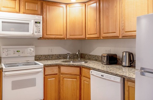 St. Elizabeth's Apartment | Classic Brighton 1BR nr Sutherland Rd Green Line, by Blueground