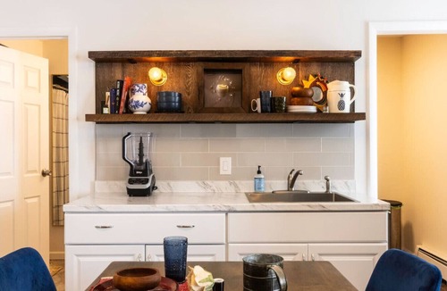 Torrington Apartment | Classy Private Apt - 3 Beds 2nd Flr - Near Downtown
