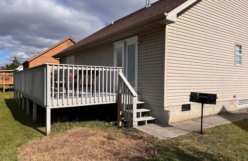 Pigeon Forge Cottage | Close to Everything! Hot Tub Pool Bigfoot Bungalow
