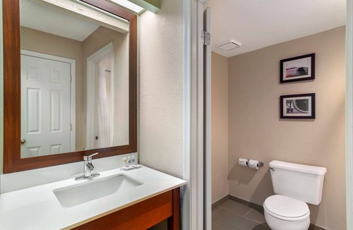Warner Robins Hotel | Comfort Inn & Suites - near Robins Air Force Base Main Gate