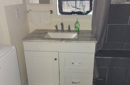 Plainview House | Comfortable 2BR Home Wi-Fi Washer & Dryer Pet Friendly