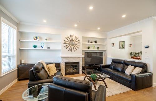 Willoughby House | Comfortable and Modern Rowhouse Perfect for BC Escapade, air conditioned