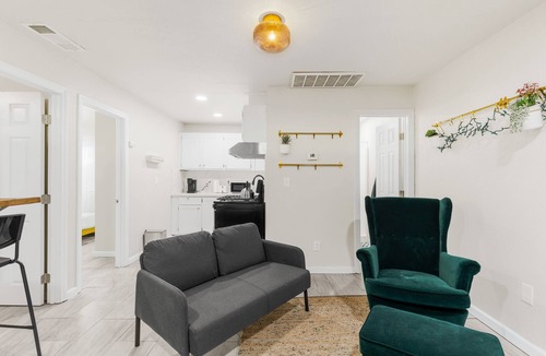 Compton Apartment | Comfortable Compton 2 Bed APT 1