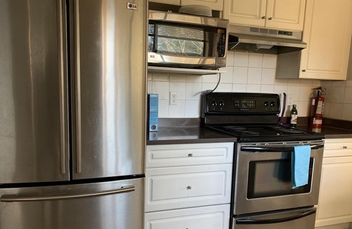 Maple Ridge House | Comfortable Downtown Maple Ridge Home sleeps 12 guests