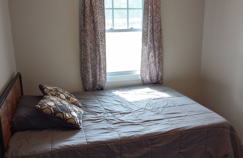 Southwick House | Comfortable Private Rooms near Congamond Lakes in Southwick