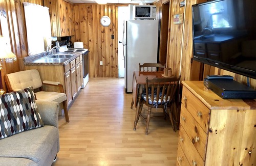 Hampton Cottage | Comfy & Clean Cottage In Desirable Island Section! Dog Friendly! Park & Stay!