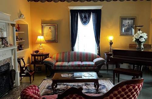 Bainbridge Bed & Breakfast | Commodore Bed & Breakfast / Commodore Suite