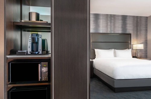 Waltham Hotel | Contemporary Room | Free Breakfast, Parking & Gym Access
