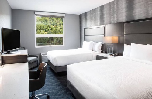 Waltham Hotel | Contemporary Room | Free Breakfast, Parking & Gym Access