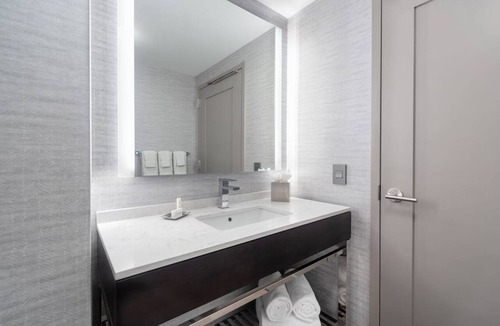 Waltham Hotel | Contemporary Room | Free Breakfast, Parking & Gym Access