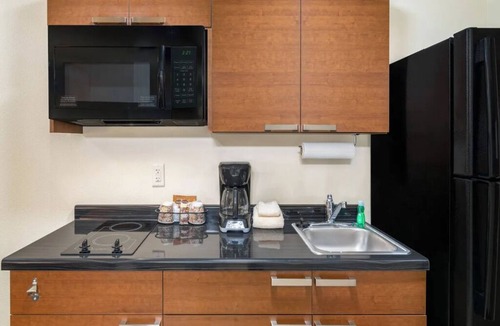 Bismarck Hotel | Convenient Studio Near North Dakota State Capitol – Easy Access to Attractions