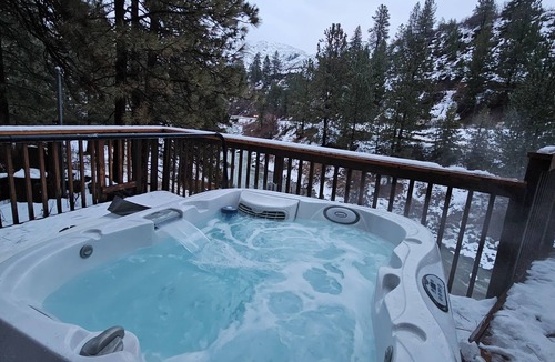 Boise Cabin | Couples Cozy Cabin Retreat