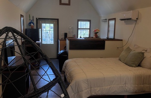Fairburn Apartment | Cozy 1-bedroom Tiny house in beautiful Fairburn with AC