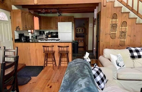 Freedom House | Cozy 3-bdrm with Ossipee Lake access, near White Mntns, Skiing, Shopping, Hiking