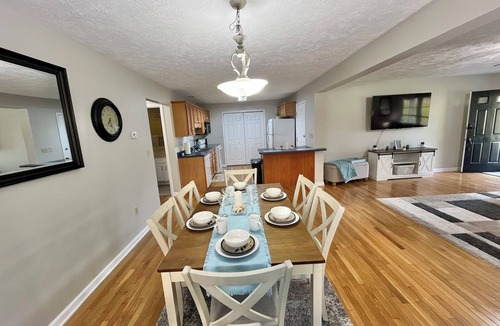 Abingdon Condo | Cozy 3 Bed 2 Bath 2 cot minute from Va Creeper Trail Bristol Speedway Hard Rock