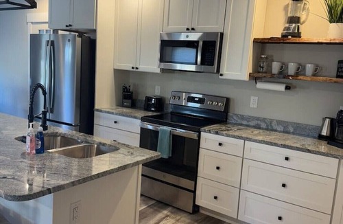 Brewer Apartment | Cozy | 3 BR/2 Bath | Sleeps 8 | Quiet