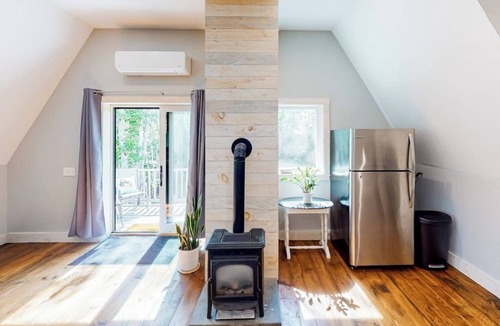 Lamoine Cabin | Cozy and modern hideaway - walk to the beach - fast WiFi & washer/dryer