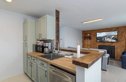 Waitsfield Condo | Cozy End-Unit Mountain Retreat w/Ski-Back Access