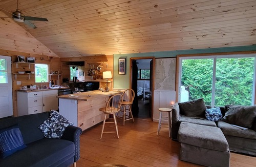 North Ferrisburgh Cottage | Cozy lakefront 2 1/2 bedroom 1 bathhome on Lake Champlain, with dock and deck.