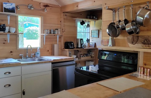 North Ferrisburgh Cottage | Cozy lakefront 2 1/2 bedroom 1 bathhome on Lake Champlain, with dock and deck.