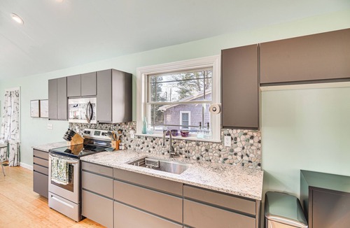 North Kingstown Cottage | Cozy Rhode Island Retreat w/Yard, Near Beaches!