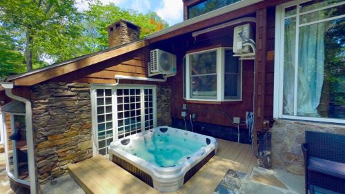 Greenwich House | Cozy Riverfront Cottage - Pool, Hot Tub, 35 min NYC