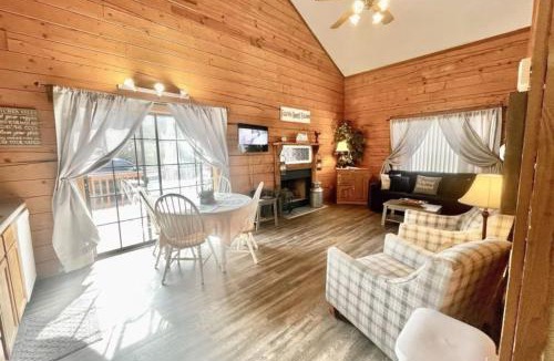 Table Rock Apartment | Cozy Rustic Cabin! 3 miles from the strip!