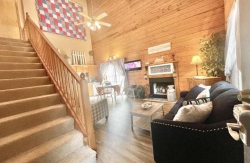 Table Rock Apartment | Cozy Rustic Cabin! 3 miles from the strip!